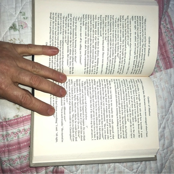 Garden of Shadows by V. C Andrew’s- fifth and final book of Dollanganger series - Picture 4 of 5